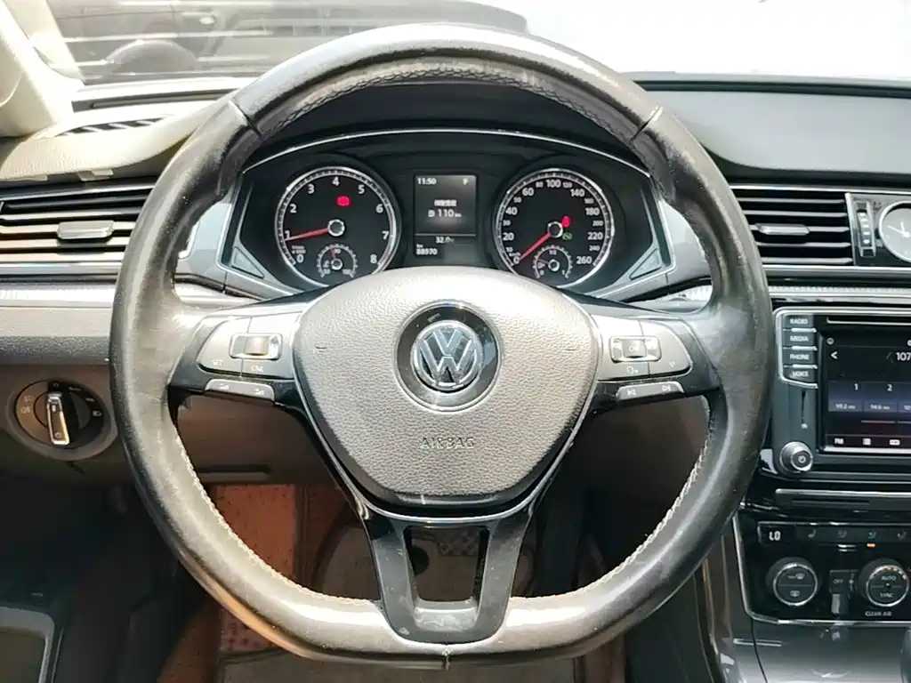 Volkswagen Passat 2017 — фото 11