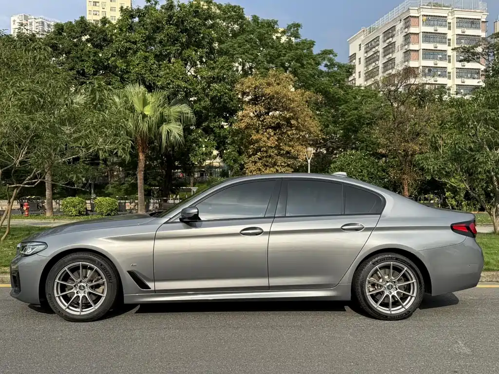 BMW 5 Series 2023 — фото 16