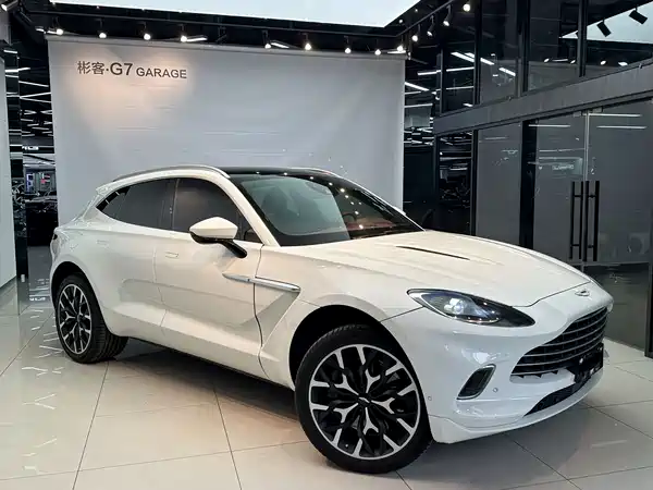 Aston Martin DBX 2022