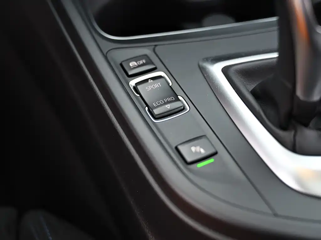 BMW 3 Series 2017 — фото 9