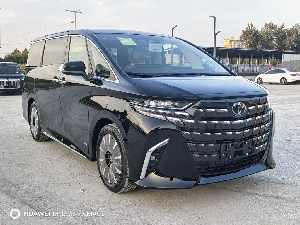 Toyota Alphard — фото 2