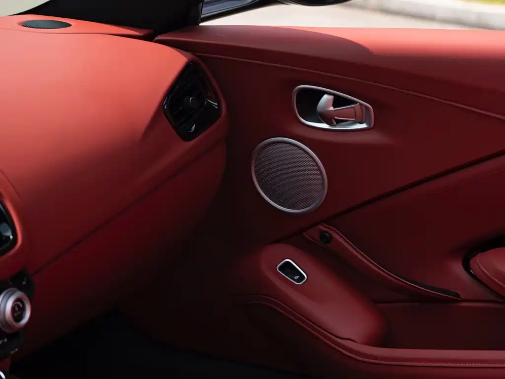 Aston Martin V8 Vantage 2022 — фото 11