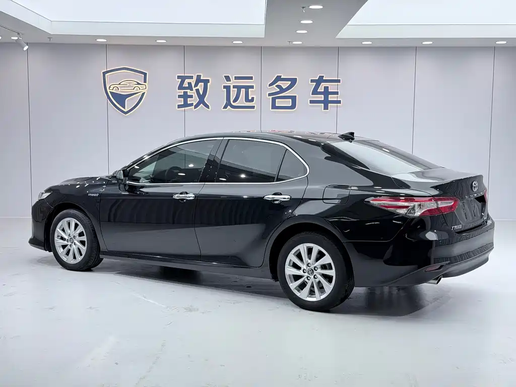 Toyota Camry 2021 — фото 4