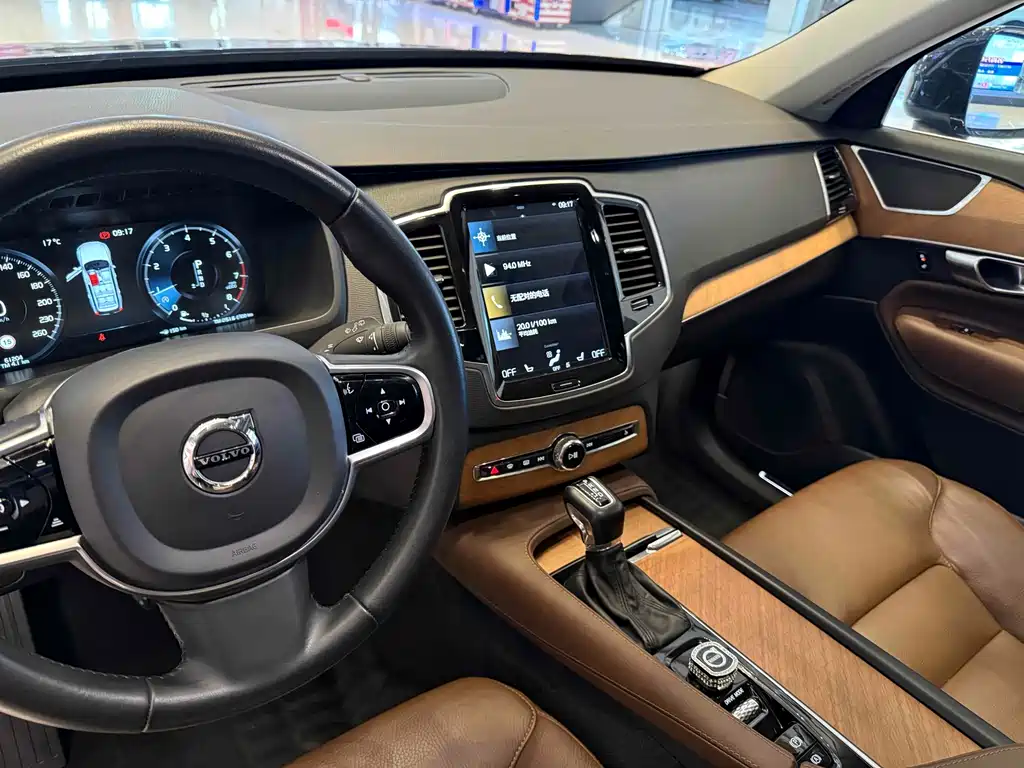 Volvo XC90 2020 — фото 11