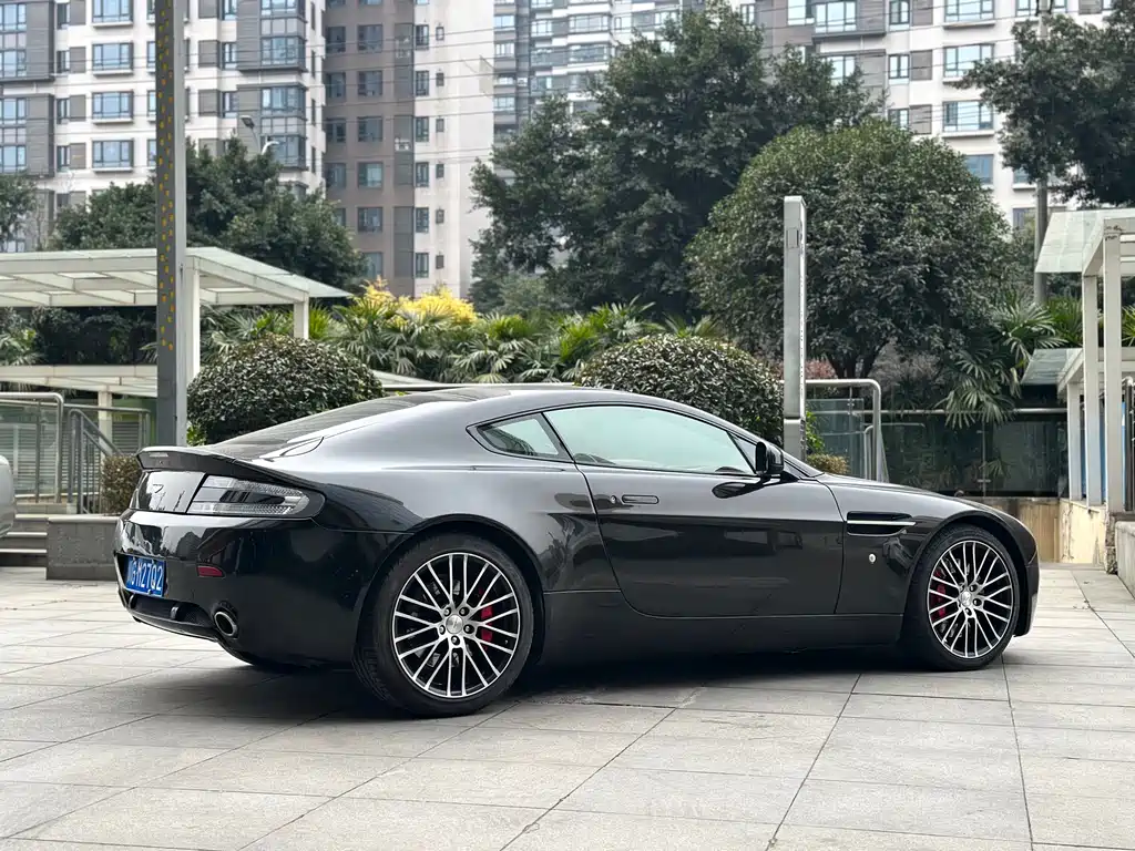 Aston Martin V8 Vantage 2012 — фото 5