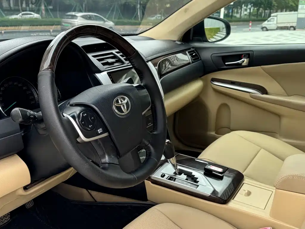 Toyota Camry 2016 — фото 6