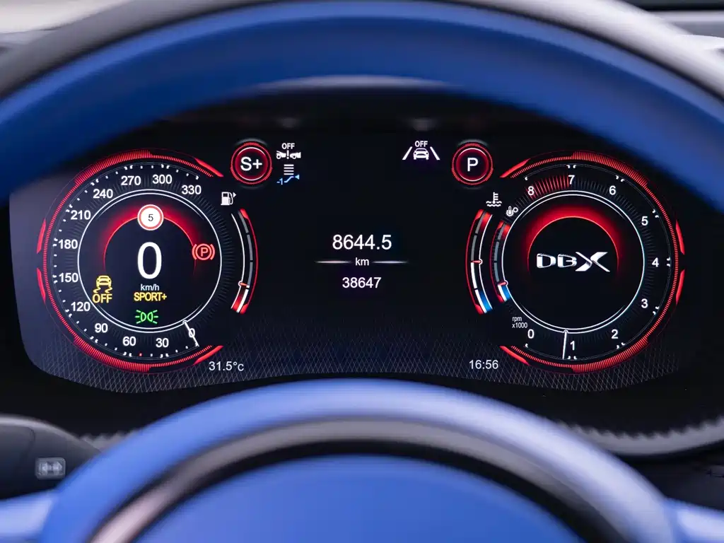 Aston Martin DBX 2022 — фото 14