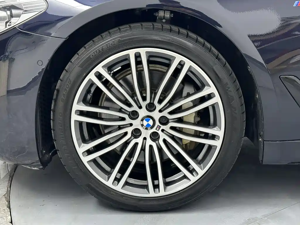 BMW 5 Series 2018 — фото 21