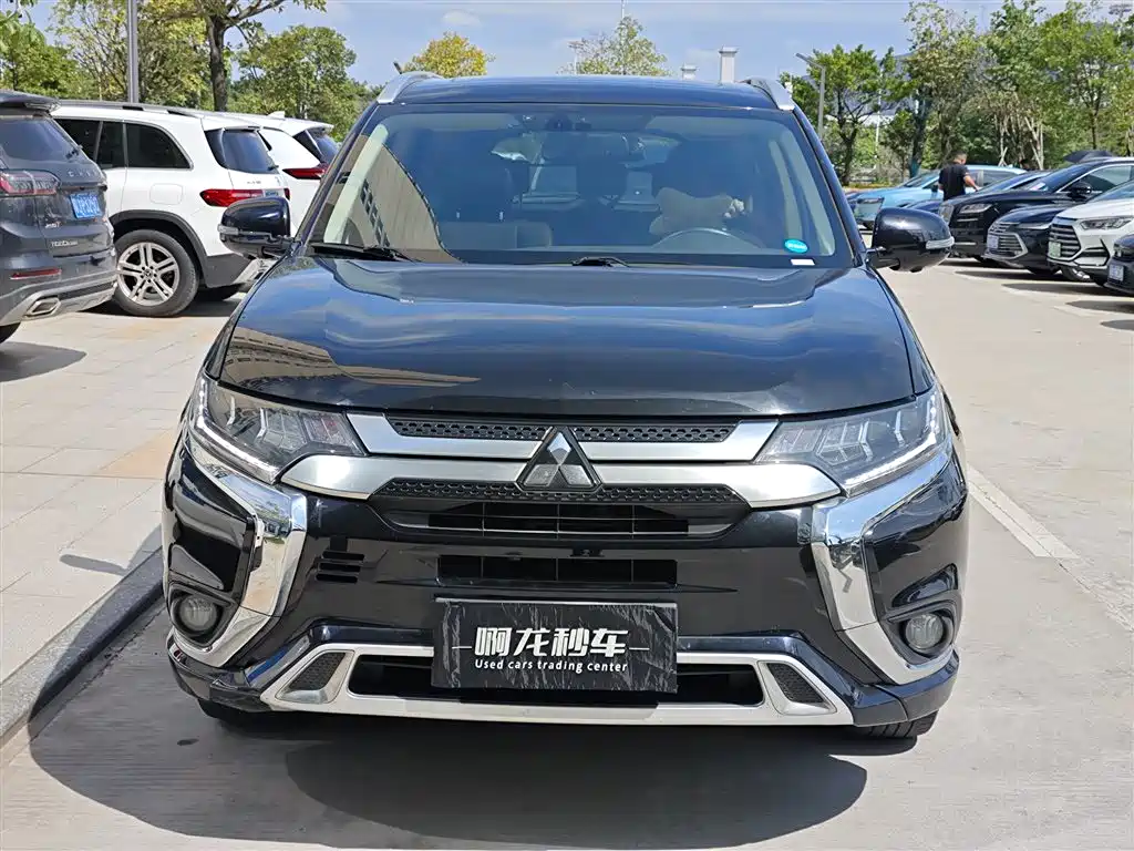 Mitsubishi Outlander 2022 — фото 2