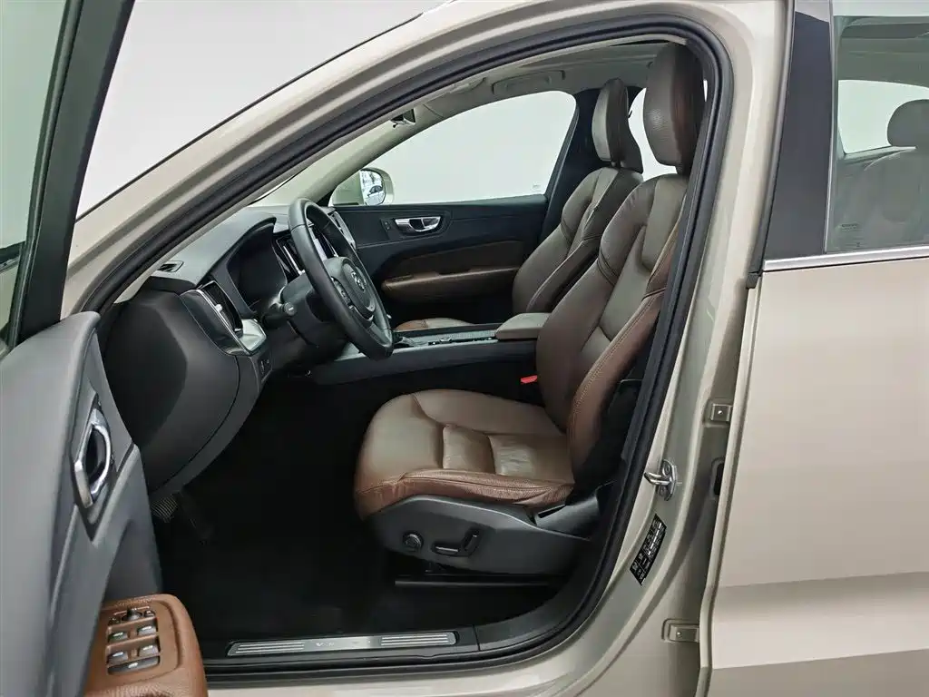 Volvo XC60 2018 — фото 10