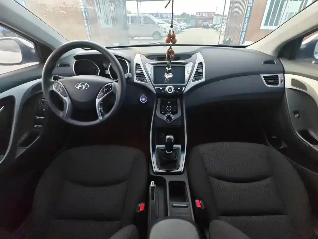 Hyundai Elantra 2016 — фото 9