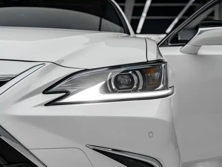 Lexus ES 2023 — фото 35
