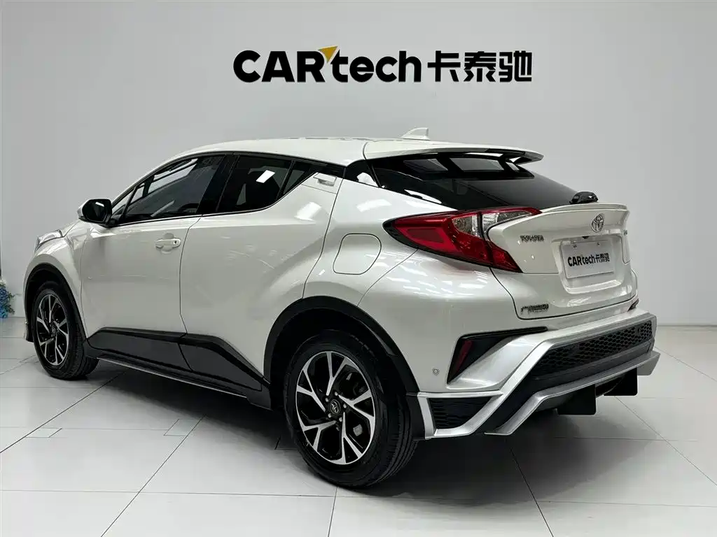Toyota C-HR 2019 — фото 10