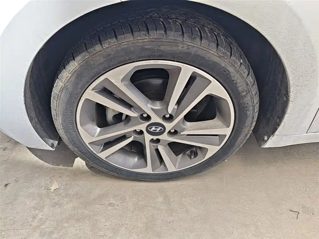 Hyundai Elantra 2017 — фото 23