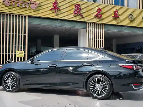 Lexus ES 2024