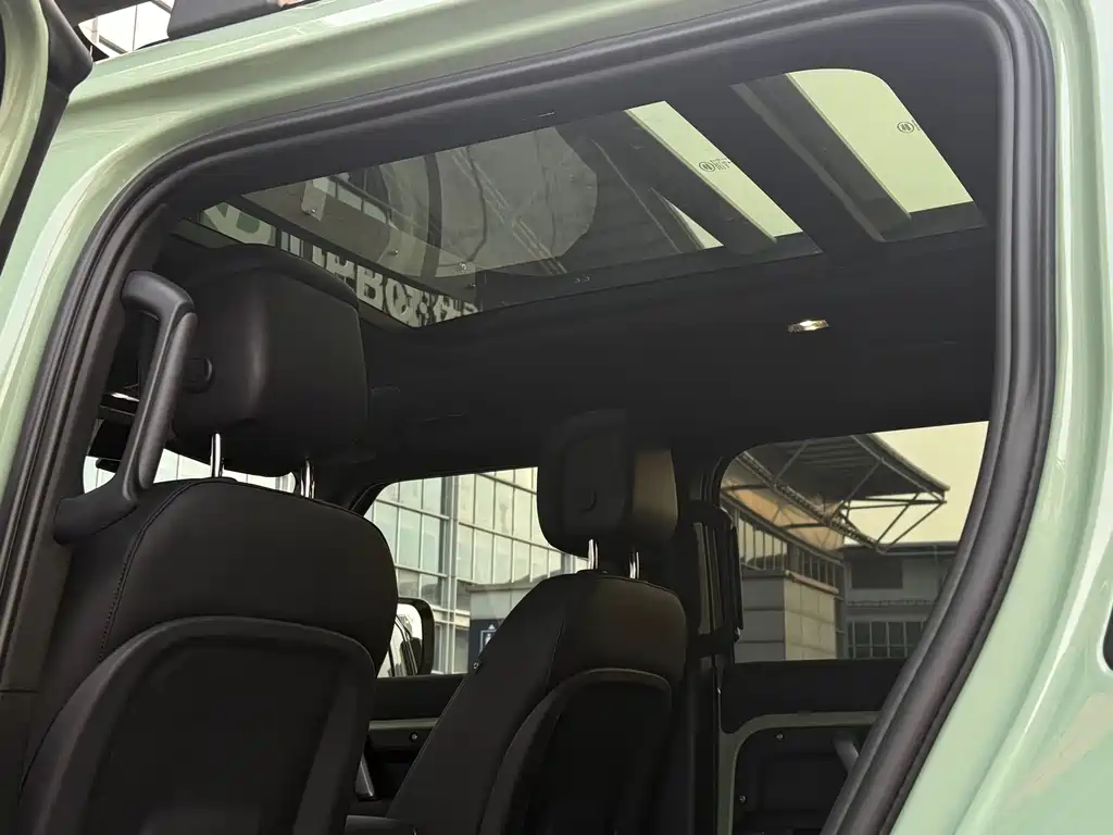 Land Rover Defender 2023 — фото 22