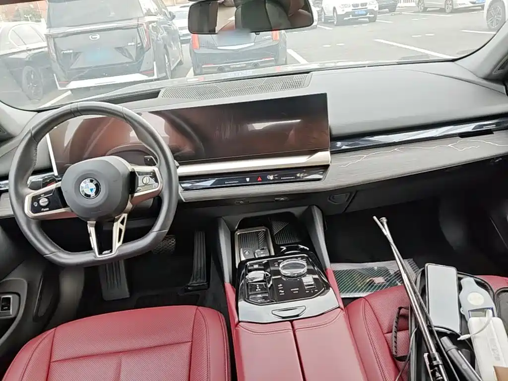BMW 5 Series 2025 — фото 16