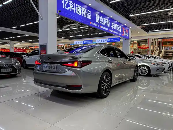 Lexus ES 2022