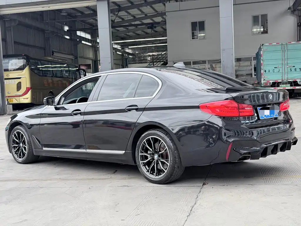 BMW 5 Series 2017 — фото 14