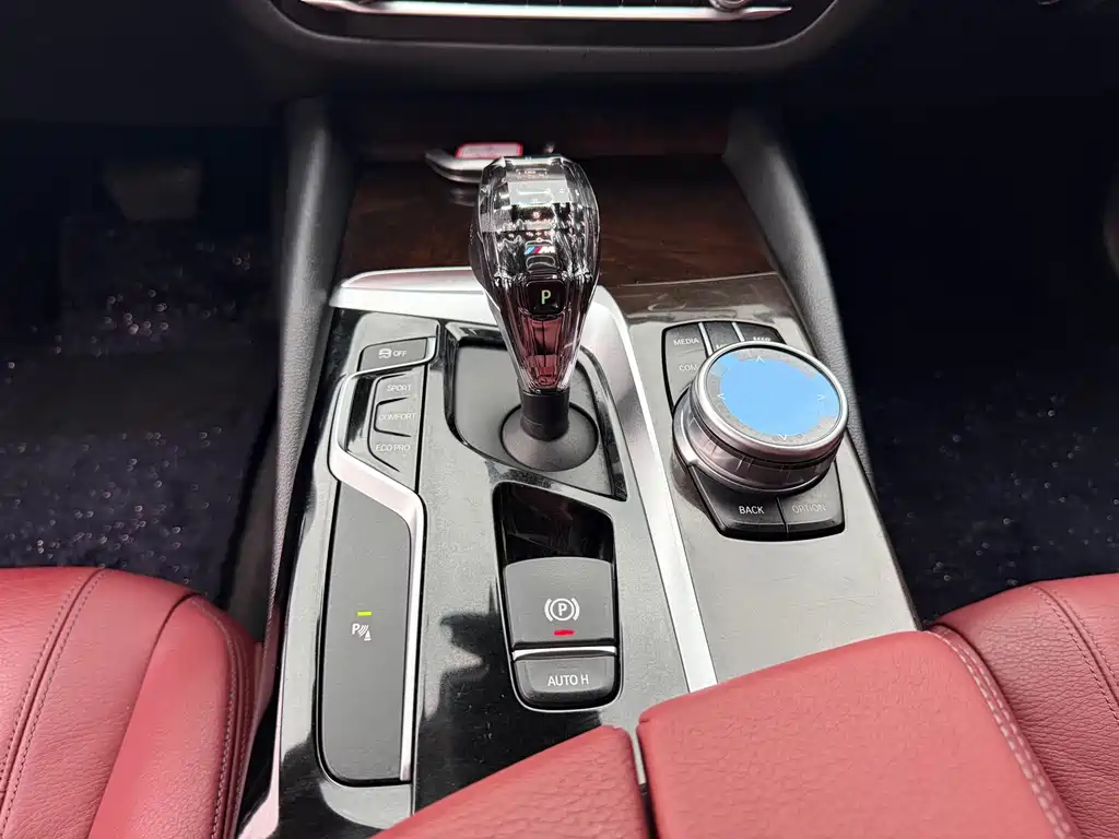 BMW 5 Series 2017 — фото 10