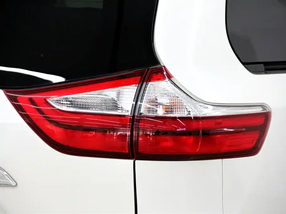 Toyota Sienna 2018 — фото 37