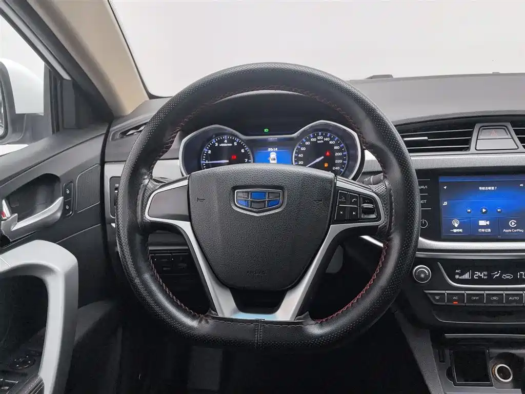 Geely Emgrand 2017 — фото 11