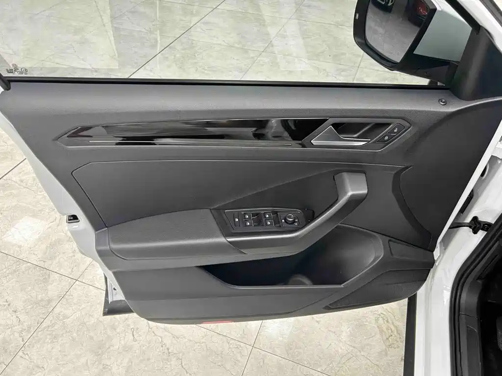 Volkswagen T-Roc 2023 — фото 10