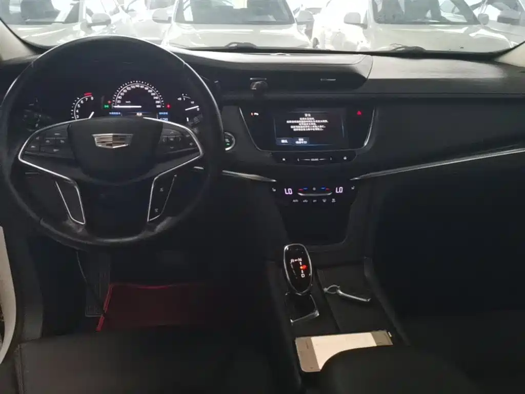 Cadillac XT5 2017 — фото 10