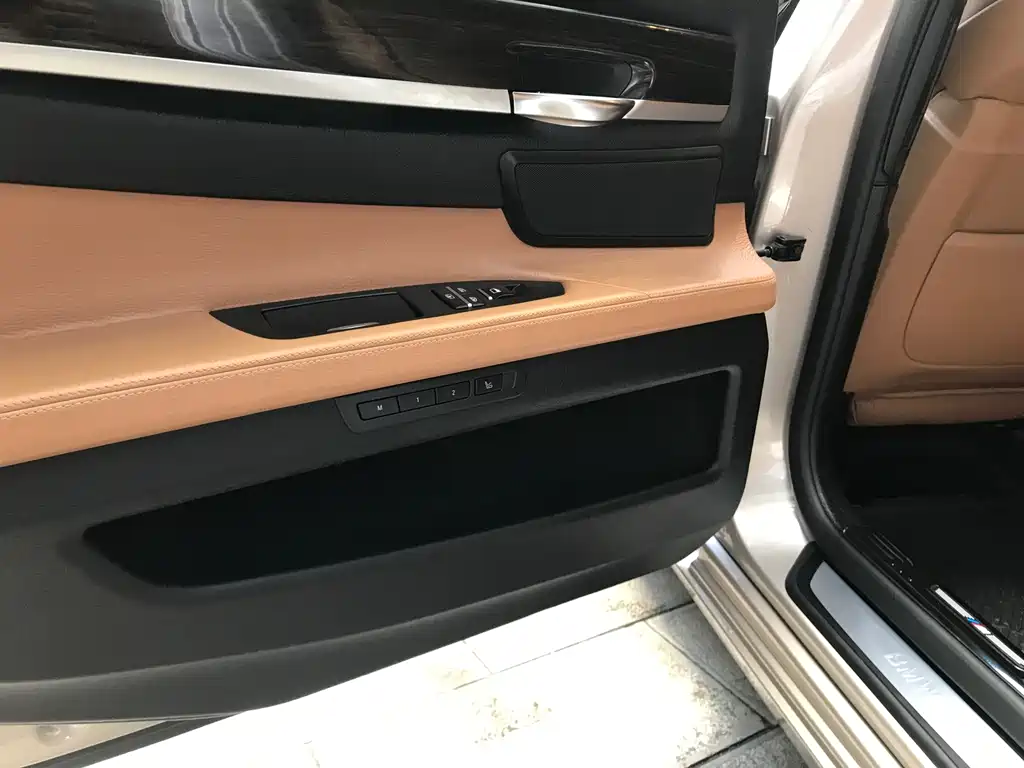 BMW 7 Series 2012 — фото 20