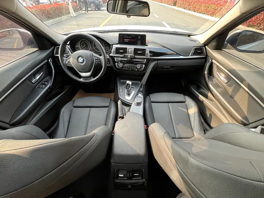 BMW 3 Series 2019 — фото 20