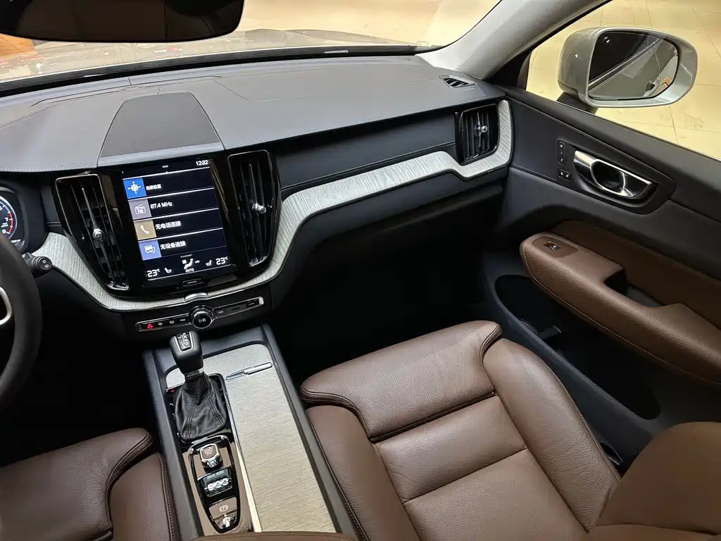 Volvo XC60 2019 — фото 12