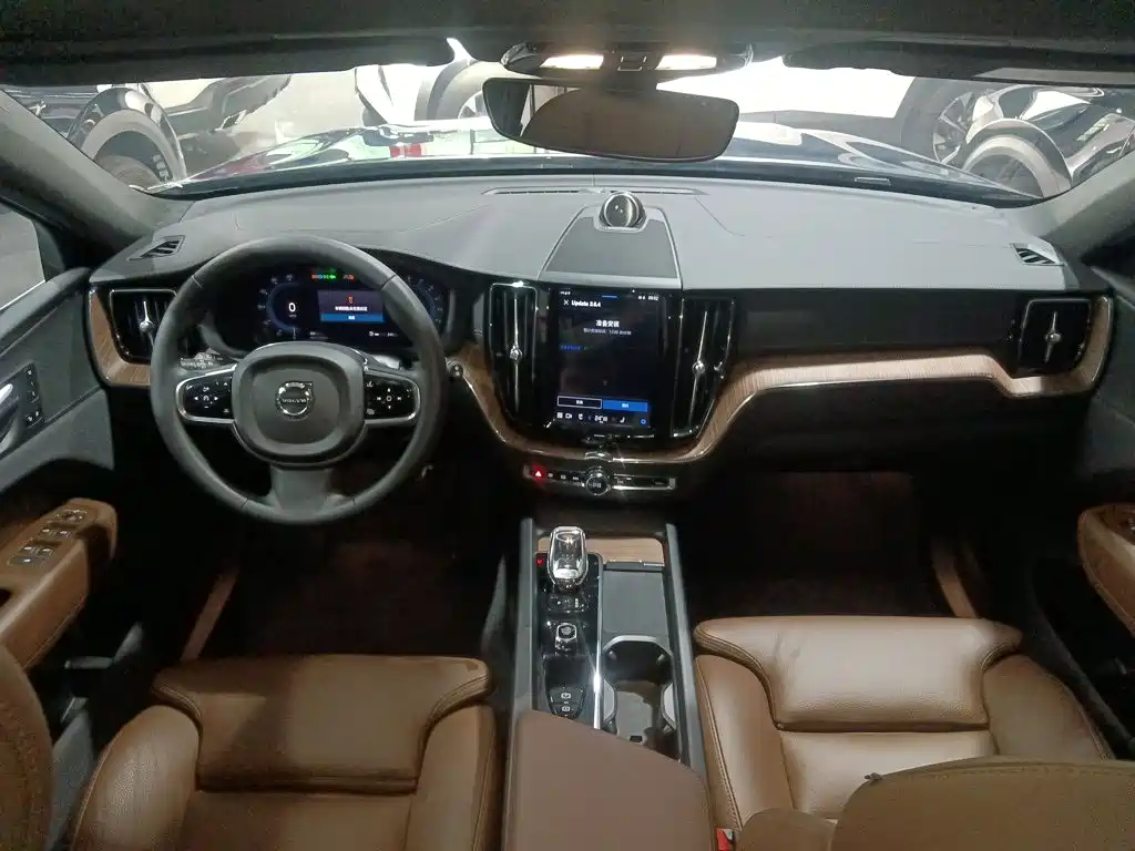 Volvo XC60 2022 — фото 10