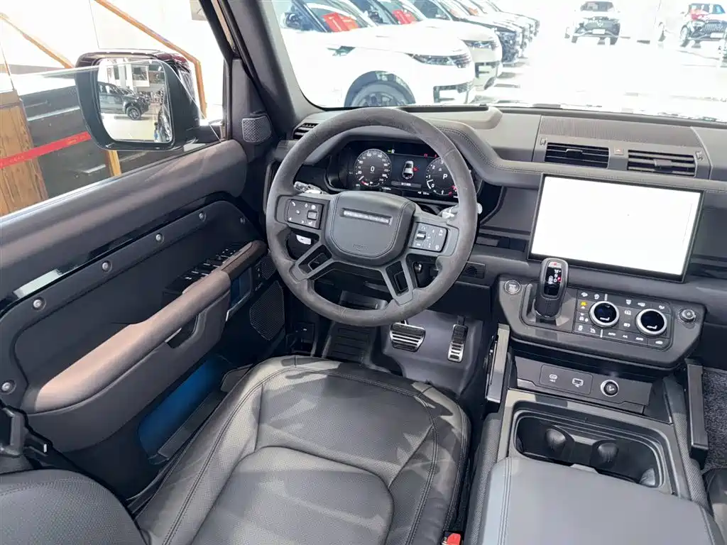 Land Rover Defender 2024 — фото 19