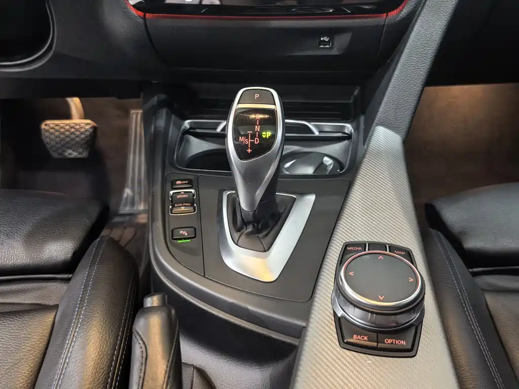 BMW 3 Series 2018 — фото 18