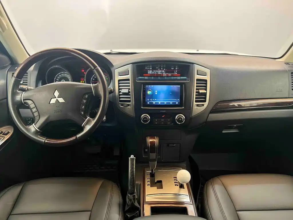 Mitsubishi Pajero 2017 — фото 16