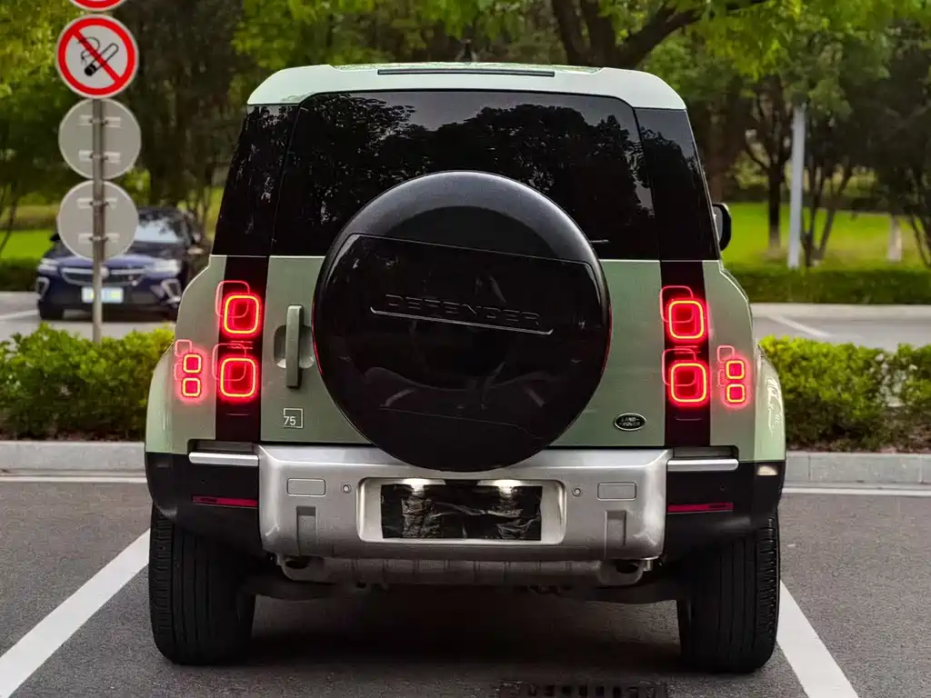 Land Rover Defender 2023 — фото 13