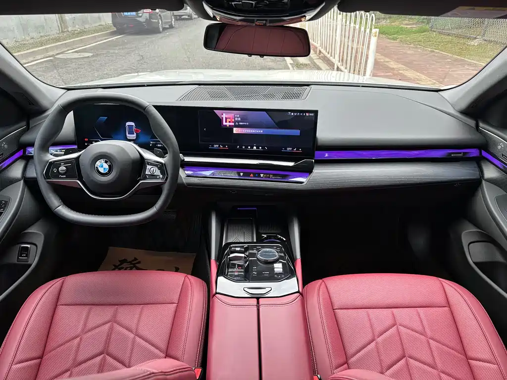 BMW 5 Series 2025 — фото 17