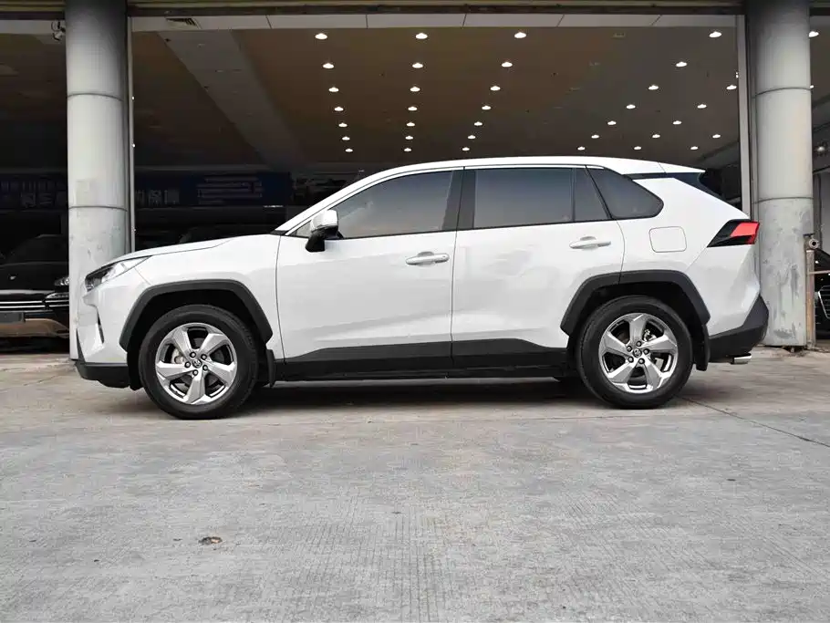 Toyota RAV4 2022 — фото 4