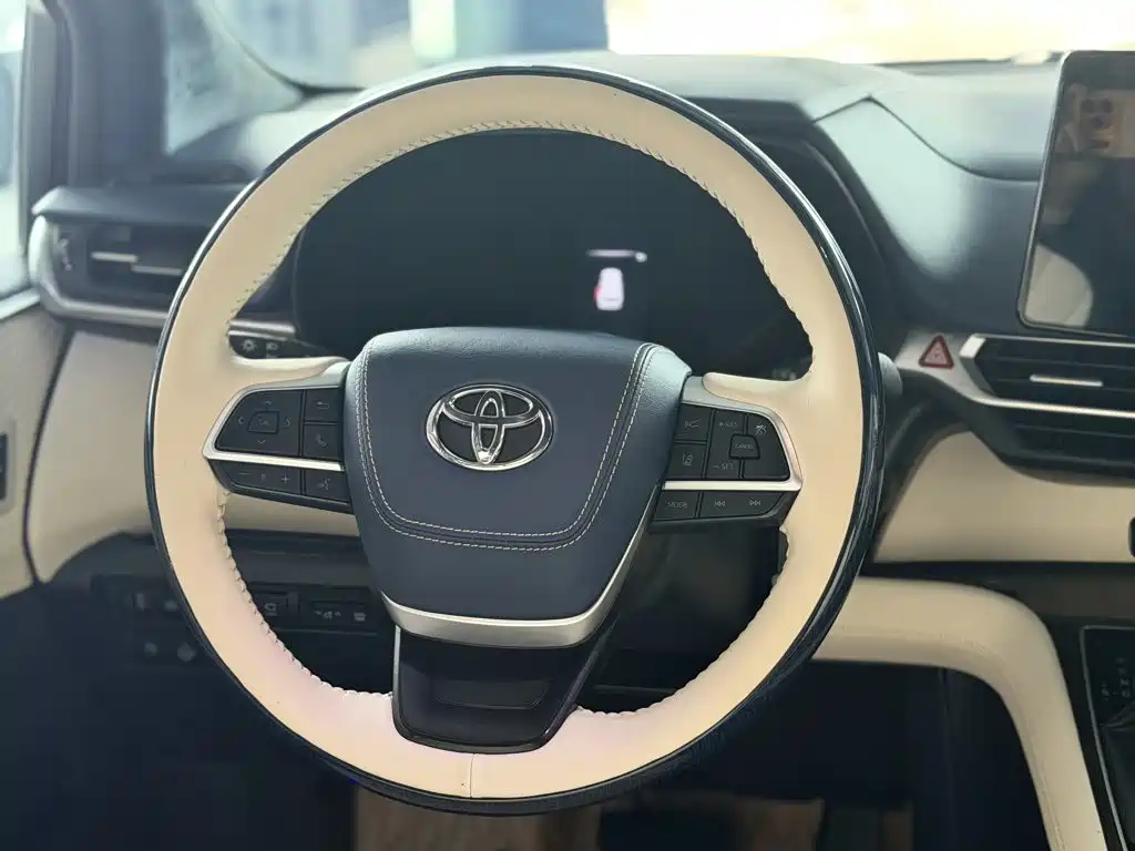Toyota Granvia 2023 — фото 15