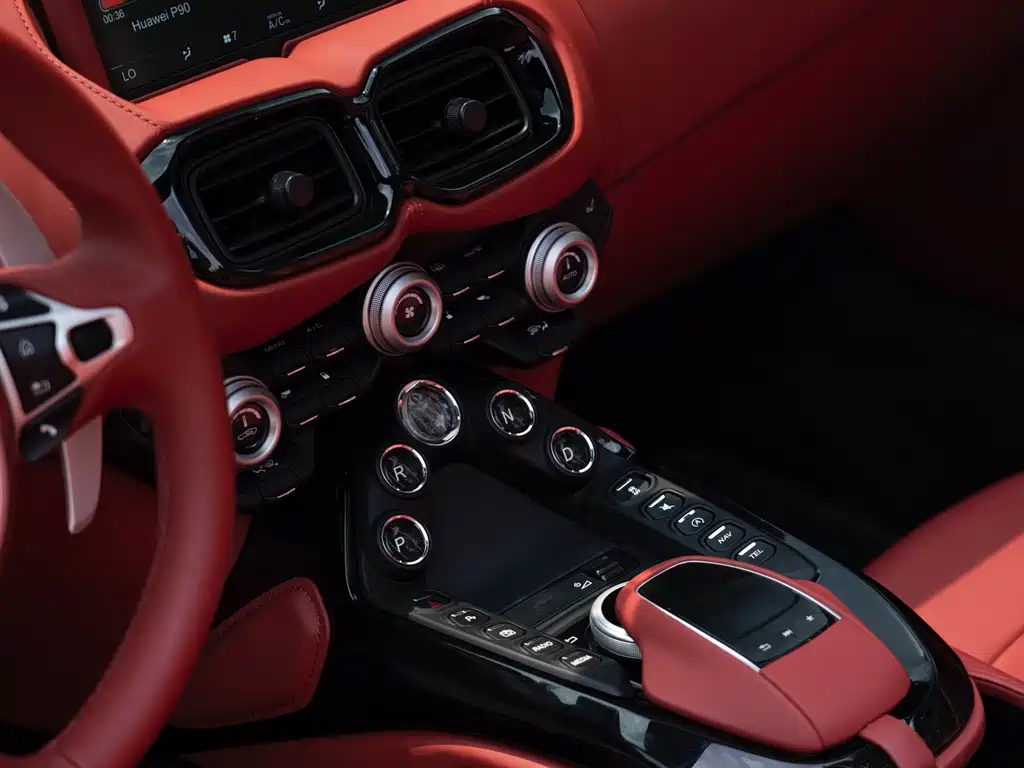Aston Martin V8 Vantage 2022 — фото 10