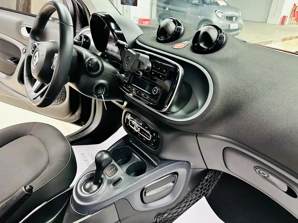 smart Fortwo 2018 — фото 27