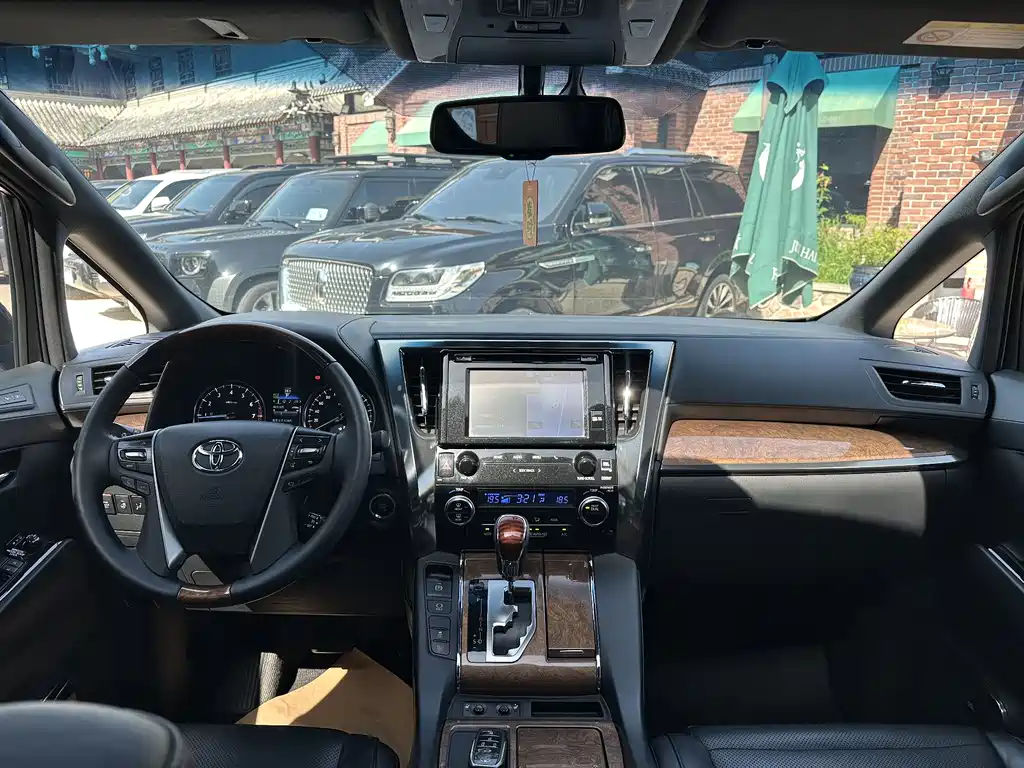 Toyota Alphard 2017 — фото 21