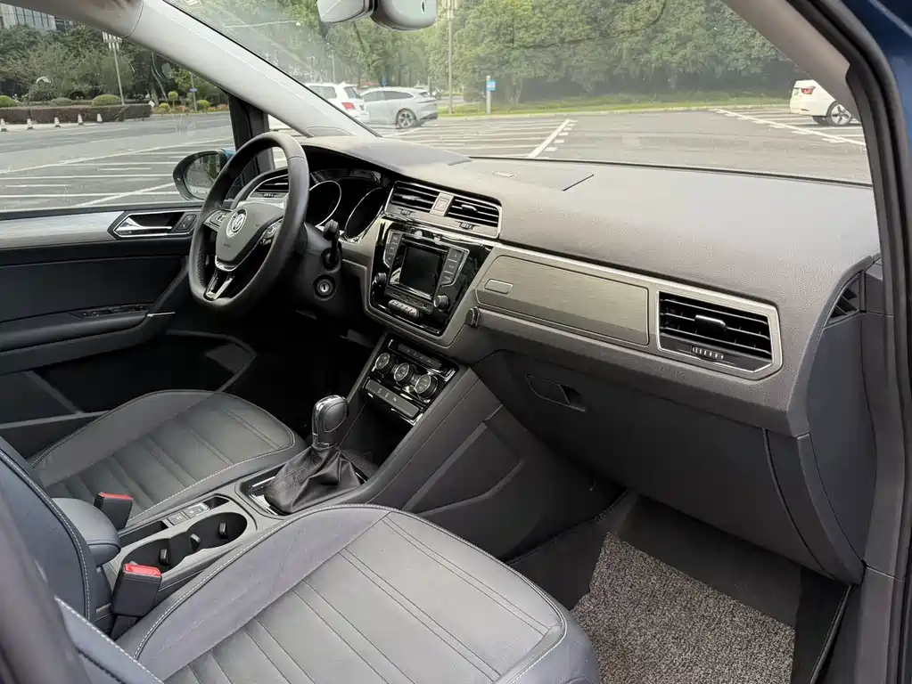 Volkswagen Touran 2017 — фото 12