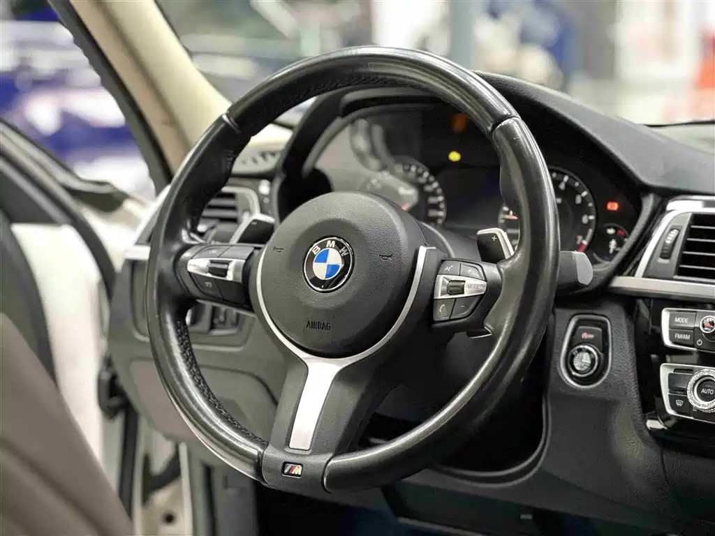 BMW 3 Series 2019 — фото 10