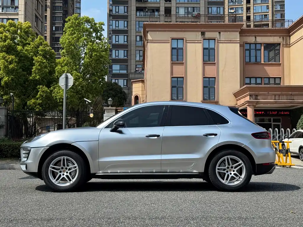 Porsche Macan 2017 — фото 16