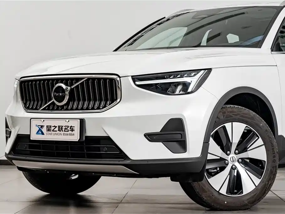 Volvo XC40 2025 — фото 2