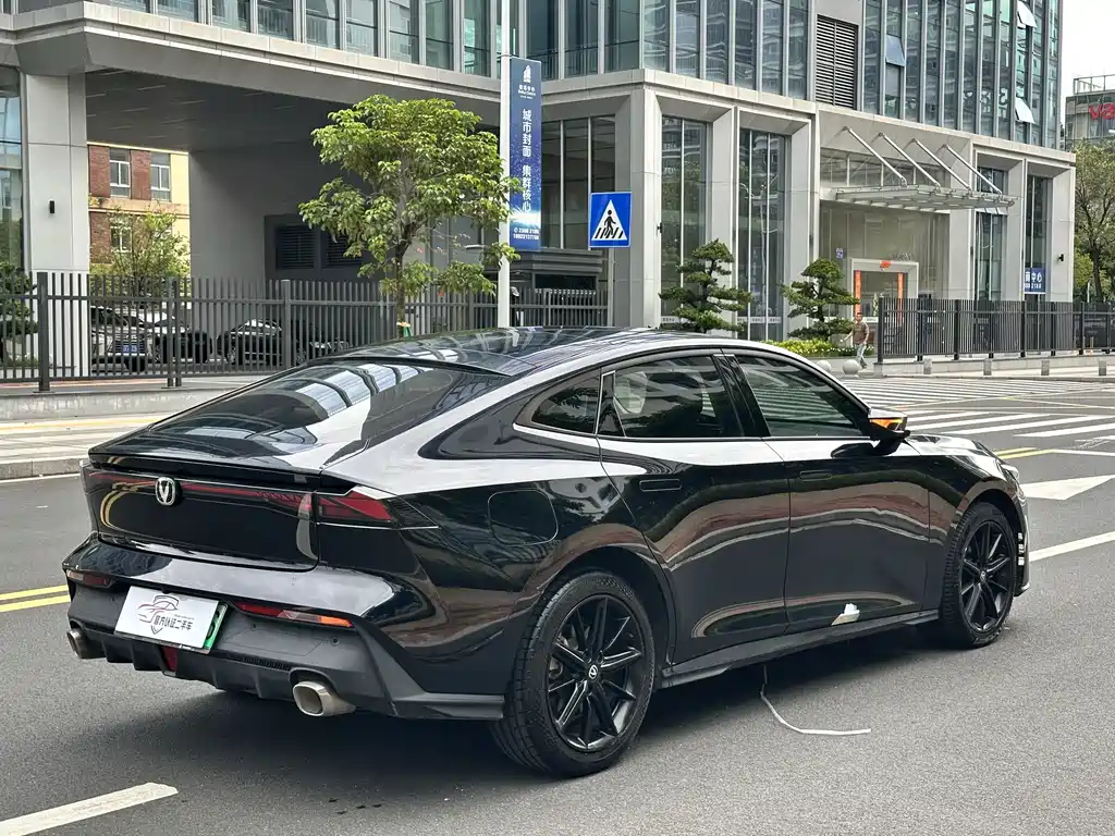 Changan UNI-V Smart Electric Idd 2023 — фото 4