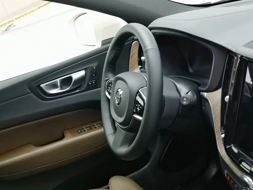 Volvo XC60 2021 — фото 22