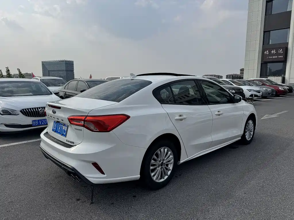 Ford Focus 2019 — фото 10