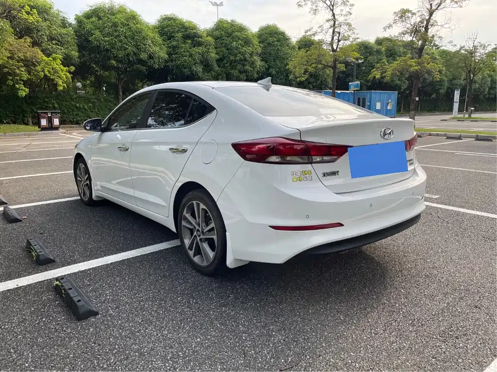 Hyundai Elantra 2018 — фото 15